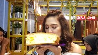 Berpose sambil memegang kue, Luna tampak sangat menikmati aromanya. Kue ini adalah salah satu produk dari bisnis kuliner yang ia jalani.  Foto: Instagram Luna Maya Berpose sambil memegang kue, Luna tampak sangat menikmati aromanya. Kue ini adalah salah satu produk dari bisnis kuliner yang ia jalani.  Foto: Instagram Luna Maya