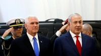 Pence dan Netanyahu tidak memberikan komentar apapun saat pertama bertemu. Foto: REUTERS/Ronen Zvulun
