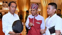 Foto: Laily Rachev/Biro Pers Setpres. Penjaga toko bernama Hendrayanto (39) akhirnya menemui Jokowi di hotel tempat Jokowi menginap, setelah Jokowi pulang dari Palembang Square Mall. Hendrayanto membawa sebuah peci dengan ukuran yang pas untuk Jokowi. Dia menawarkan sebagai hadiah.