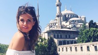 Saat ke Turki, Georgia pun sempat mengabadikan foto dirinya dengan latar Blue Mosque yang ikonik. Cantik Georgia atau Blue Mosque? (@georgia.nielsen/Instagram)