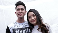 Keduanya pun mengaku sudah resmi berpacaran.
