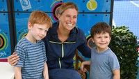Andrea Hlavackova, petenis Republik Ceko berjumpa dengan fans cilik di area autograph island pada hari ketujuh Australia Terbuka 2018.(Vince Caligiuri/Getty Images)