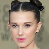 Riasan wajah pun dibuat playful dengan tema warna pink. Foto: Getty Images