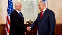 Pence dan Netanyahu bersalaman saat akan menggelar pertemuan bilateral Foto: REUTERS/Ariel Schalit/Pool