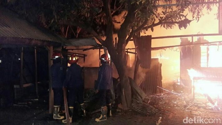 Sebuah Warung dan Gudang Penyimpanan Kayu Ludes Terbakar Sebuah Warung dan Gudang Penyimpanan Kayu Ludes Terbakar