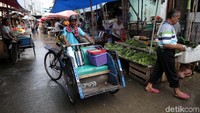 Gubernur DKI Jakarta Anies Baswedan mewacanakan untuk menghidupkan kembali moda transportasi becak di Jakarta.