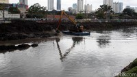 Pengerukan tersebut bertujuan untuk memperlancar aliran sungai sekaligus mengembalikan fungsi kali sebagai pengendali banjir Ibukota.