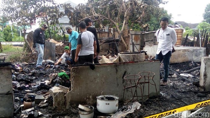 Tewaskan 1 Orang, Polisi Periksa Saksi dan Olah TKP Kebakaran Warung