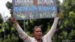 Ratusan Sopir Angkot Demo di Balai Kota