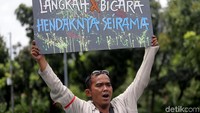 Setelah 30 menit, Kepala Dinas Perhubungan DKI Jakarta Andri Yansyah datang dan menemui mereka.