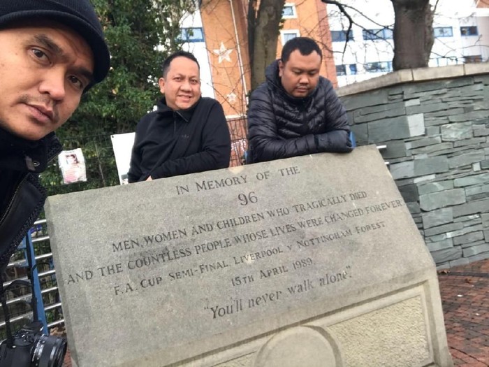 Hendri Satrio, Valentino Simanjuntak, Simon Nainggolan, tur Anfield.