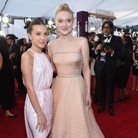 Bukan tidak mungkin, sneakers Converse yang dipakainya tersebut akan jadi buruan para millennial dan fashionista. Ini pose Millie ketika foto bersama Dakota Fanning. Foto: Getty Images