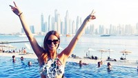 Bertugas sebagai pramugari Emirates, membuat Dubai menjadi rumah keduanya. Singgah ke Dubai, Georgia tidak melewatkan momen bermain air sambil berbikini (@georgia.nielsen/Instagram)