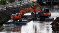 Eskavator mengeruk lumpur di Banjir Kanal Barat (BKB) kawasan belakang Stasiun Tanah Abang, Jakarta Pusat, Senin (22/1/2018).