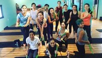 Pound Fit biasaya menggabungkan rangkaian gerakan yoga dan pilates. Yang menjadi ciri khas dari Pound Fit adalah penggunaan Ripstix atau semacam stik drum untuk alat latihan. Foto: Instagram @cutkeke_xavier 