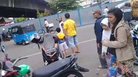 Warga yang berada di lokasi pada saat kejadian sempat histeris mengetahui pria berkaus hitam itu loncat dari flyover. (Foto: Screenshot video)