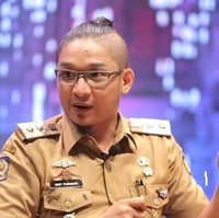 Gaya rambut cepol ala Pasha Ungu kini jadi kontroversi. Lantaran, gaya rambutnya itu dianggap nyeleneh atau terlalu nyentrik untuk seorang pejabat. Gaya rambutnya itu dikenal sebagai man bun. Inilah artis-artis pria Indonesia lainnya yang tampil dengan gaya rambut man bun.  Foto: Screenshoot Narasi