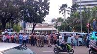 Puluhan mikrolet pun terpakir di sepanjang Balai Kota sampai Kementerian BUMN.  