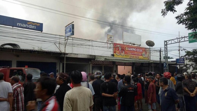 Kebakaran Swalayan Sinar Fresh dan Gudang Diduga Korsleting Listrik Kebakaran Swalayan Sinar Fresh dan Gudang Diduga Korsleting Listrik
