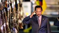 Selain memimpin Kesultanan Brunei, beliau juga menjabat sebagai Perdana Menteri Brunei yang pertama dan masih menjabat hingga kini. (Foto: AFP)