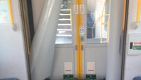 Penampakan pintu kereta yang rusak karena kecelakaan.