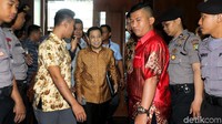 Jaksa pada KPK juga menyebut Novanto menerima total uang USD 7,3 juta terkait korupsi proyek e-KTP. Duit itu diterima Novanto melalui tangan Made Oka Masagung dan Irvanto Hendra Pambudi Cahyo.