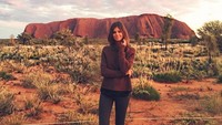 Lahir di Melbourne, Georgia pun tak lupa untuk menyempatkan liburan di dalam negeri. Ia pun sempat liburan ke objek wisata Uluru yang sarat sejarah (@georgia.nielsen/Instagram)