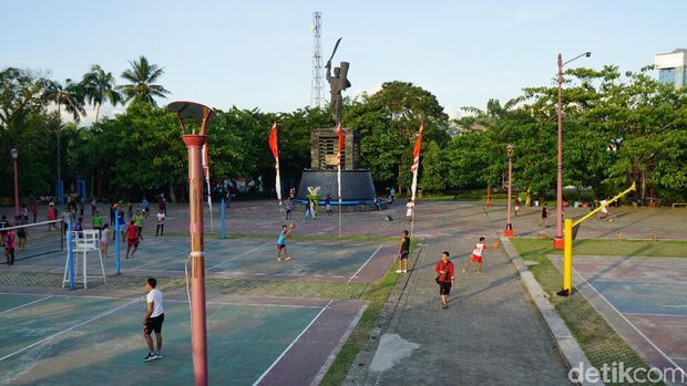 Taman Pattimura selalu ramai oleh muda-mudi Ambon yang berolahraga (Syanti/detikTravel)