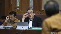 Kuasa hukum Novanto, Maqdir Ismail mendengarkan keterangan saksi.