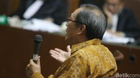 Made Oka Masagung sempat ditegur majelis hakim. Orang kepercayaan Setya Novanto itu ditegur lantaran banyak lupa