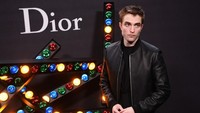 Rob Patz, nama gaulnya sendiri punya kebiasaan jelek. Ia dikenal cuek dengan bau badannya. Ia kerap tak mandi di lokasi syuting. Uniknya, Rob malah sempat jadi duta parfum Dior. Dan berita kontrasnya itu banyak dibahas media asing. Foto: Getty Images