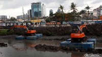 Lumpur diangkut dan ditaruh tepi sungai.