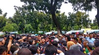 Pantauan di Jl Medan Merdeka Selatan, Jakarta Pusat, Senin (22/1/2018) sekitar pukul 10.30 WIB, ratusan sopir mulai memadati depan gerbang Balai Kota.