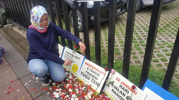 Tragedi Maut Afriani, Koalisi Pejalan Kaki Tabur Bunga di Tugu Tani