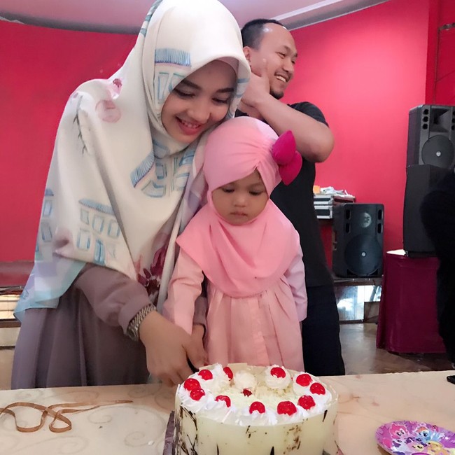 Nuri Maulida merayakan ulang tahun Sabil yang kedua. Meski sering dibilang tomboy, Sabil tetap cocok ya memakai jilbab berwarna merah muda? Foto: Instagram