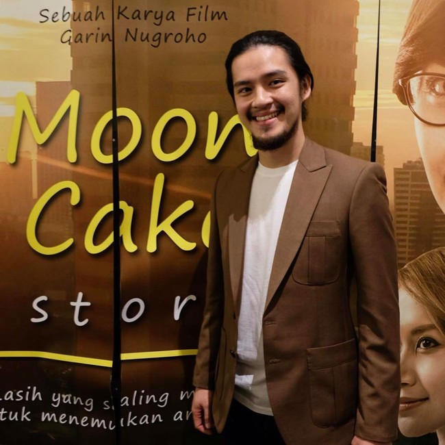 Rambut gondrong Morgan Oey ditata man bun. Keliatan lebih macho ya! Foto: Instagram