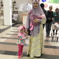 Nuri Maulida mengajak kedua anaknya berjalan-jalan. Sabina yang masih sangat kecil tetap dipakaikan hijab. Foto: Instagram