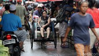 Direktorat Lalu Lintas Polda Metro Jaya mendukung kebijakan Gubernur DKI Jakarta Anies Baswedan menjadikan becak sebagai angkutan perkampungan di Ibu Kota. Namun pihaknya mengingatkan jangan sampai becak beroperasi di jalan raya.