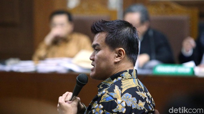 Pengusaha Andi Agustinus alias Andi Narogong bersaksi untuk terdakwa korupsi e-KTP, Setya Novanto di Pengadilan Tipikor, Jakarta, Senin (22/1/2018). Andi mengaku ada jatah untuk Kementerian Dalam Negeri (Kemendagri) dan DPR dalam proyek e-KTP.