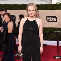 Gaya aktris Elizabeth Moss terasa membosankan karena bermain aman dengan little black dress simpel. (Foto: Getty Images)