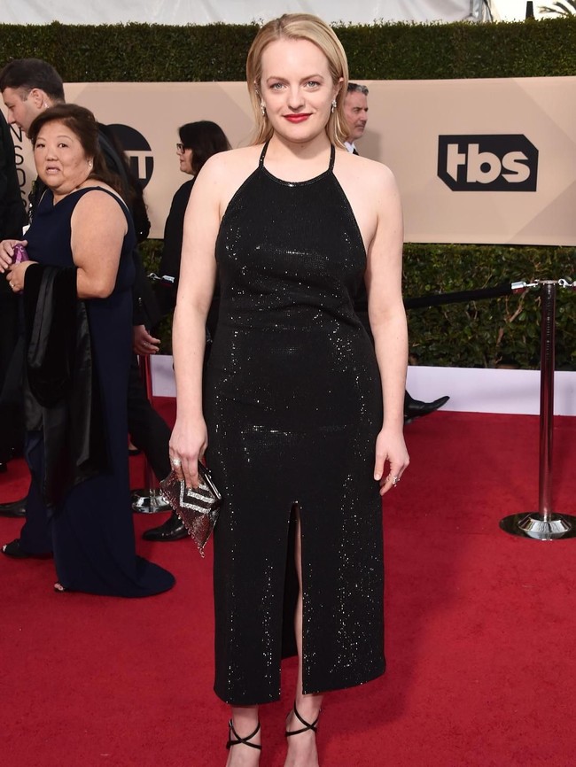 Gaya aktris Elizabeth Moss terasa membosankan karena bermain aman dengan little black dress simpel. (Foto: Getty Images)