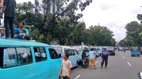 Puluhan mikrolet terpakir di sepanjang Balai Kota sampai Kementerian BUMN. 