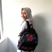 Putri Ustadz Jefri Albuchori, Adiba Khanza Az-Zahr juga tampil manis dengan jilbab polosnya. Foto: Instagram