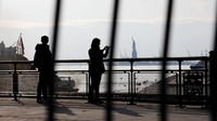 Patung Liberty terlihat di kejauhan. Foto diambil dari dermaga kapal feri di Manhattan, New York. Kawasan wisata Patung Liberty ikut tutup selama pemerintah AS masih shutdown. Foto: REUTERS/Shannon Stapleton