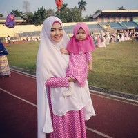 Nuri Maulida dan putri pertamanya Sabil, berfoto setelah salat ied tahun 2016. Saat itu Sabil masih berusia sekitar 1 tahun. Mereka kompak pakai busana merah muda. Foto: Instagram