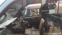 Tak tampak sopir di dalam angkot yang diparkirkan di pinggir jalan.