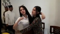 Usai acara, Via dan Nella berpelukan. (Foto: Screenshot YouTube)