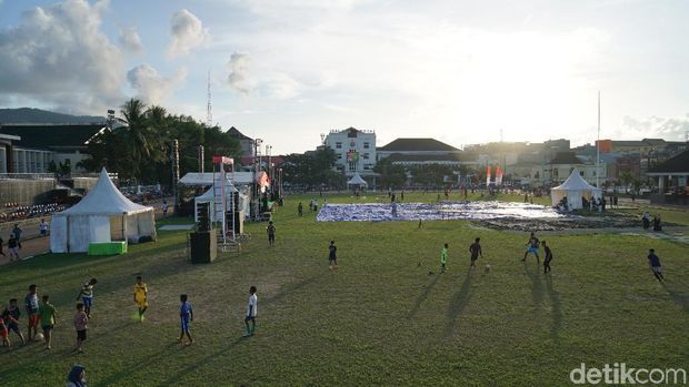 Patung Pattimura berhadapan dengan Gedung Balai Kota (Syanti/detikTravel)
