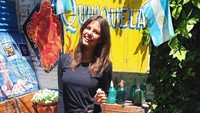 Salah satu destinasi yang pernah dikunjungi Georgia adalah Buenos Aires di Argentina. Wajah Georgia pun tidak kalah bersinar dengan mural di belakangnya (@georgia.nielsen/Instagram)