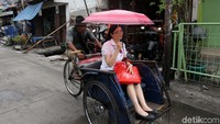 Tukang becak mengangkut penumpang di pasar kawasan Petak Sembilan, Glodok, Jakarta, Senin (22/1/2018).